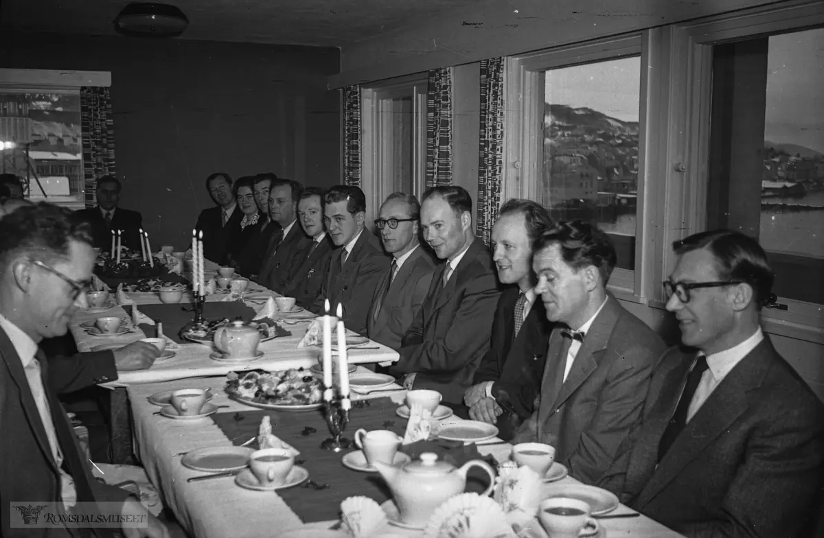 "Ved juletider 1958".Juletilststelning for ansatte ved skatteinspektørkontoret.