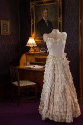 Fotografering av Laura Hanssen sine kjoler i Chateauet. .R.1