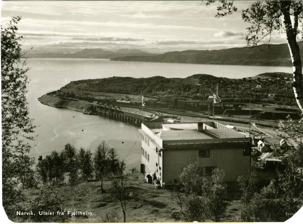 Fjellheimen med utsikt over Narvik Havn og Ofotfjorden.