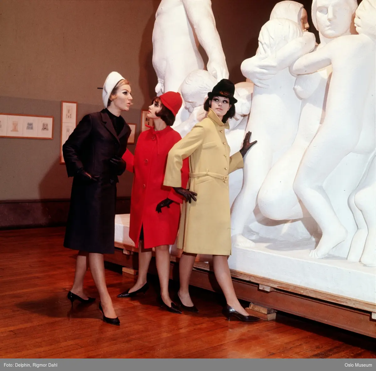 Vigeland-museet, interiør, kvinner, modeller, kåper, hatter, skulptur