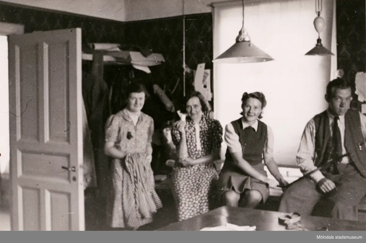 Paul Kristofferssons Skrädderi på Frölundagatan 20 i Mölndal, juli 1941. Skrädderiet startades år 1936. Från vänster ses Sonja Karlsson, Hilda Hallgren (f.d. Börjesson), Elna Kristoffersson och Paul Kristoffersson.