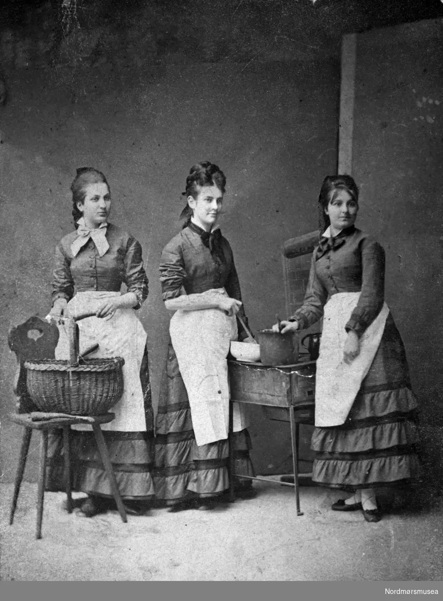 Anna Henriette Møllerop sammen med to andre ukjente kvinner. Arkivskapere er Jeanette Møllerop (f. 1885) og byfogd August Benjamin Bjørn (f. 1853). Det er Ellen Sirnæs som har i 2018 donert fotografiene. Fra Nordmøre museums fotosamlinger.