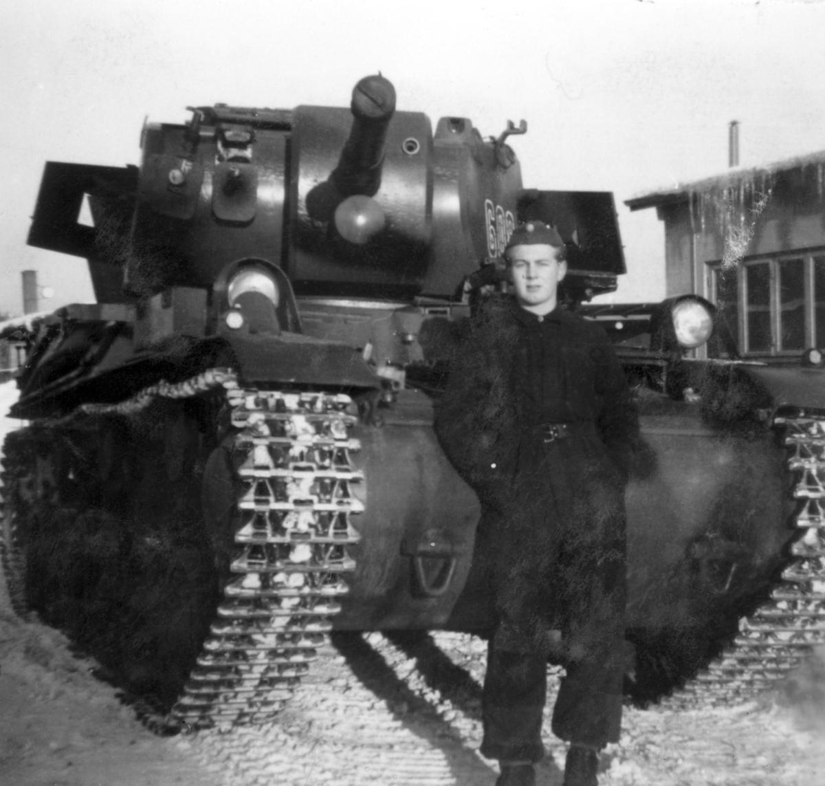 Korpral Pettersson P 4 framför en stridsvagn m/42