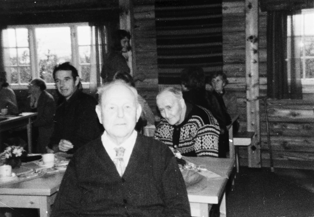 Beboere ved Folldal Alders- og Sjukehjem på hytta til Magnus Holmen, 1988.
