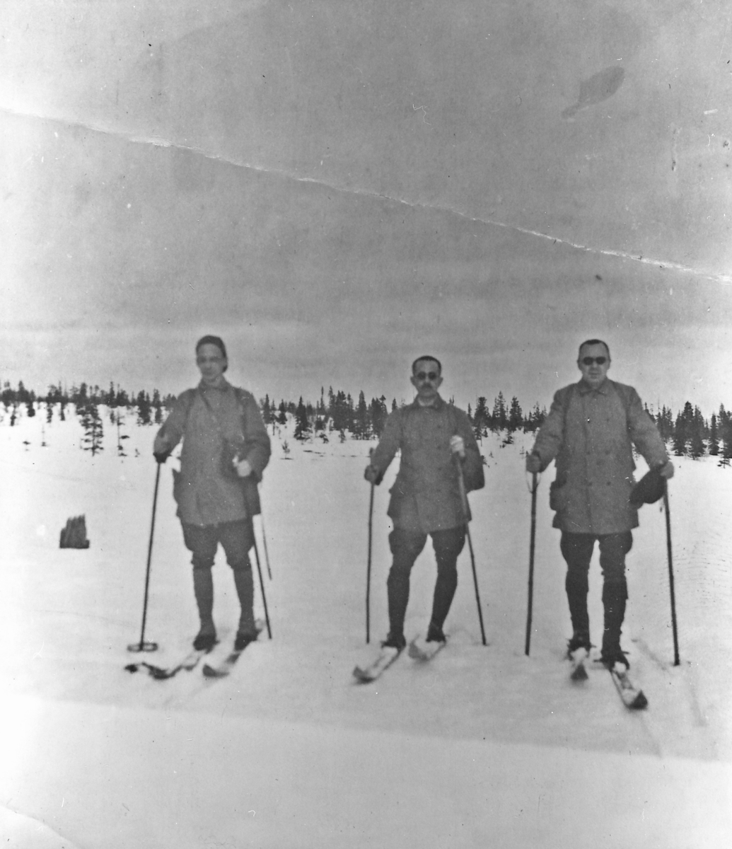 Sverre Balstad, R. Mjanger og Stein Balstad på skitur på Vangvollen. 
