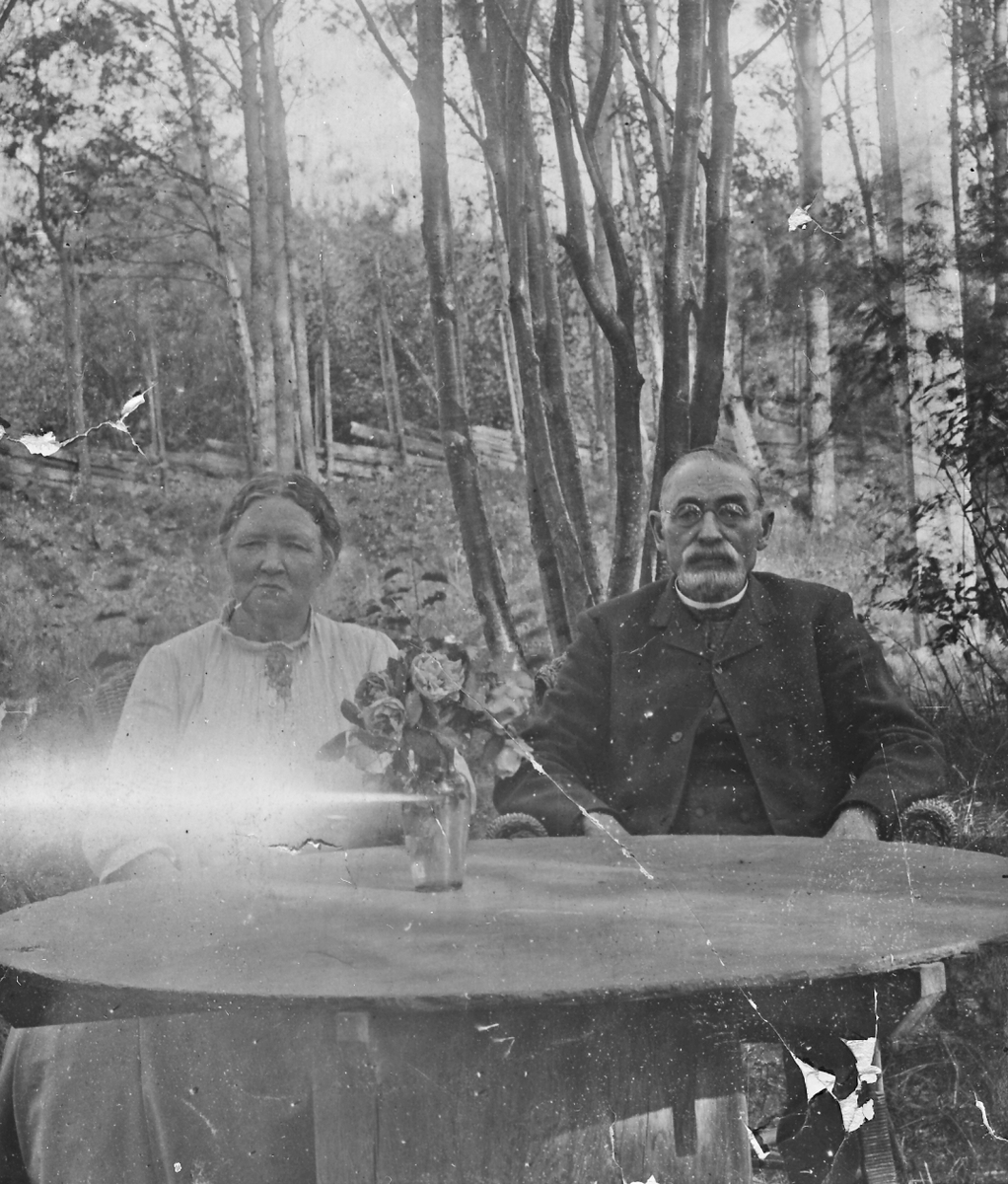 Marthea og Hans Balstad i hagen på Nordgård, Rendalen, 1907. 