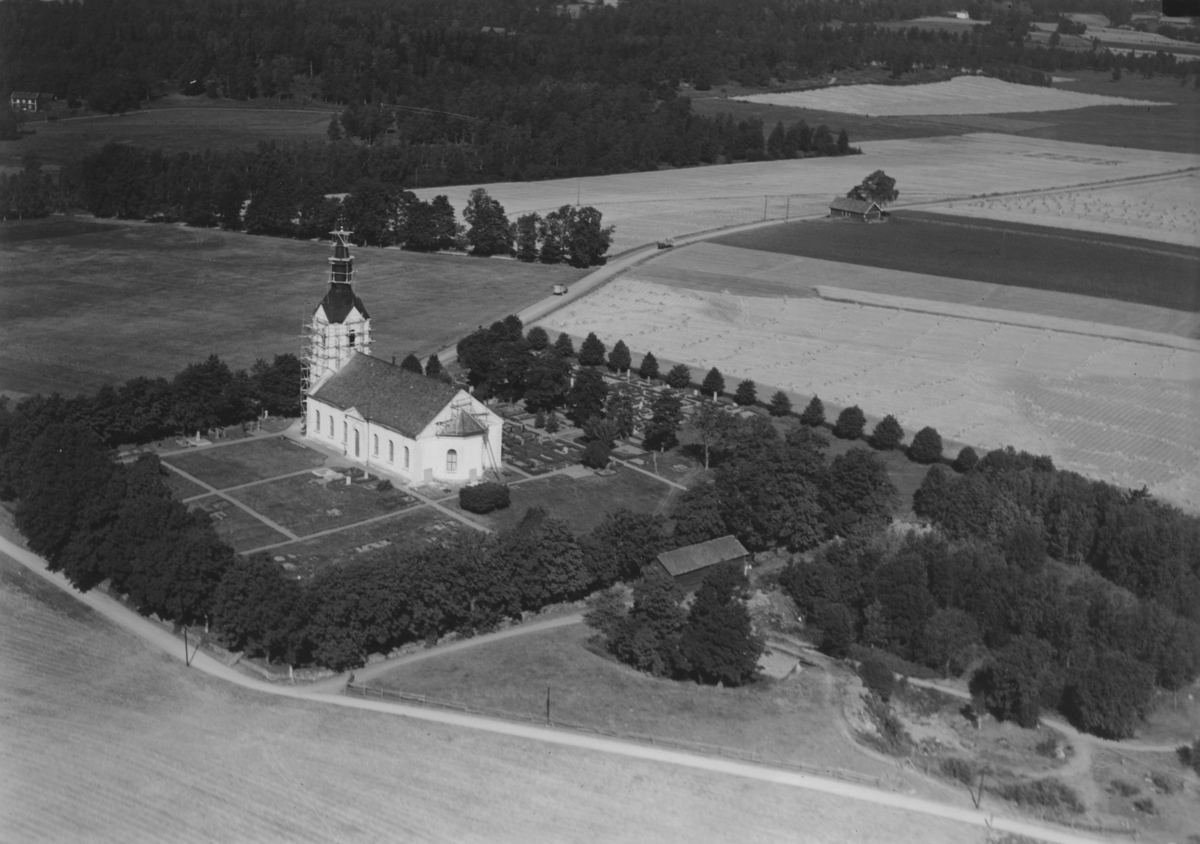 Flygfoto över Rogberga kyrka i Jönköpings kommun. Nr C 1863.