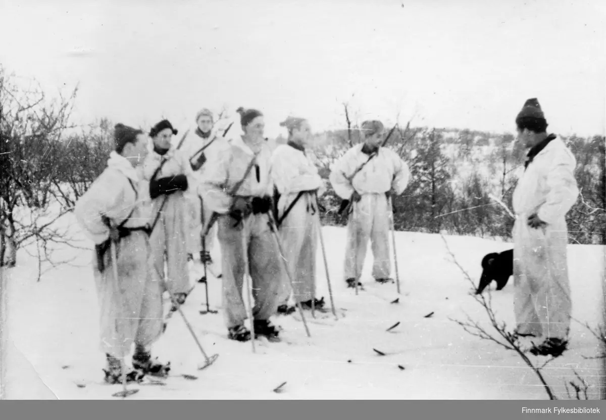 Den norske Brigade, 2.Bergkompani i Finnmark under frigjøringen. Soldater på ski. Ski var eneste fremkomstmiddel da Finnmark var minelagt og veier og alt samband var rasert under tyskernes tilbaketrekking og bruk av "Den brente jords taktikk". 

Bildeserien "Frigjøringen av Finnmark 1944-45" viser et unikt materiale fotografert av soldater i Den Norske Brigade, 2. Bergkompani under deres oppdrag "Frigjøringen av Finnmark" som kom i stand under dekknavn "Øvelse Crofter". Fakta rundt dette bildematerialet illustrerer iflg. vår informant, George Bratli: "2.Bergkompani, tilhørende Den Norske Brigade i Skottland,  reiste fra Skottland 30. oktober 1944 med krysseren «Berwick» til Scapa Flow på Orkenøyene for å slutte seg til en større konvoi som skulle være med til Norge. Om bord på andre skip var det mange russiske krigsfanger som hadde vært på tysk side og som nå ble sendt hjem. 
2.Bergkompani forlot havn 1.november 1944 og kom til Murmansk, Sovjetunionen, 6. november 1944. 
De ble her lastet om og fraktet til Petsamo, Sovjetunionen, hvor de ankommer 11.november 1944. 
Kompaniet reiser så til Sandnes utenfor Kirkenes og blir forlagt der frem til 26.november 1944. De flytter så videre til Skipparggura. 
Den 29.november reiser deler an kompaniet til Rustefielbma og Smalfjord og noen drar opp på Ifjordfjellet. 

17. desember ankommer resten av kompaniet til Smalfjord. 30.desember blir en avdeling sendt til Hopseide og 8. januar 1945 blir noen sendt til Kunes.
Den 14. januar er kompaniet delt og ligger i Kunes, Kjæs, Børselv, Hopseide og Smalfjord.
5. februar 1945 blir 3.tropp sendt over Porsangerfjorden for å operere i Olderfjorden. Her var de i kamp og hadde tap i  Billefjord og Sortvik.
8.mars 1945 kom noen til Renøy og 12. mars kom første del av kompaniet til Brennelv.
7.mai begynte kompaniet å bygge ny kai i Hambukt.
19. mai ble de som hadde falt begravd i Lakselv.
8. juni ble kompaniet flyttet fra Brennelv til Tromsø for så å bli sendt videre til Mo I Rana 16.juni."

Nasjonalbiblioteket har et hefte fra 1983 skrevet av Krigsinvalideforbundet, med intervjuer med soldater og deres opplevelser: 
https://www.nb.no/items/5d58d366b390666f671f57078519c2c7?page=0&searchText=Det%20glemte%20kompani%20-%202.%20Bergkompani%20og%20frigj%C3%B8ringen%20av%20Finnmark

https://www.arkivverket.no/utforsk-arkivene/andre-verdenskrig/befolkede-jordhuler-kjokken-i-det-fri-og-midlertidige-begravelser-privat-bildesamling-etter-soldat-i-2.bergkompani
