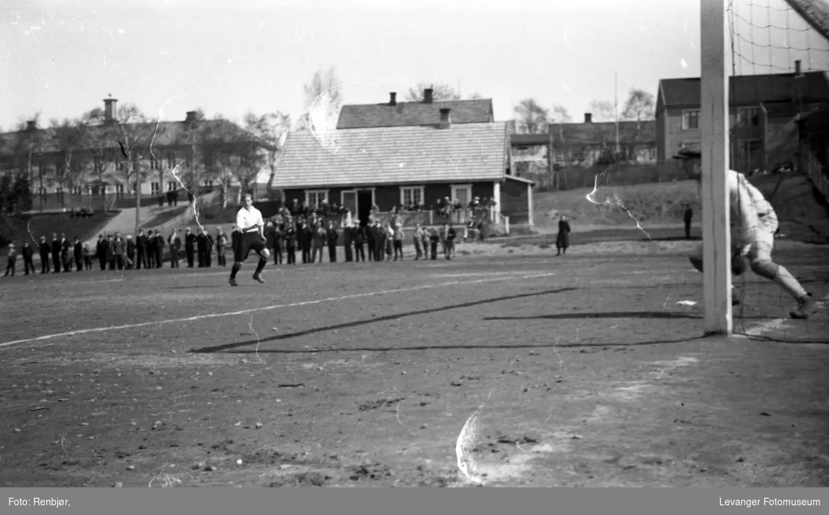 Fotball på Levanger stadion. 