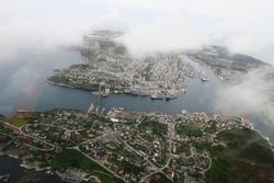 Kristiansund, fotografert fra luften. Flere supplybåter ligg