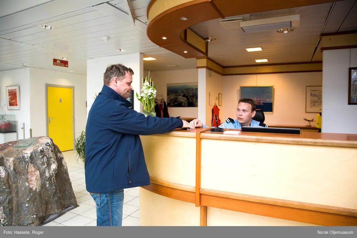Alle må ha gyldig adgangskort for å komme inn i kontorbygget til A/S Norske Shell i Kristiansud. All