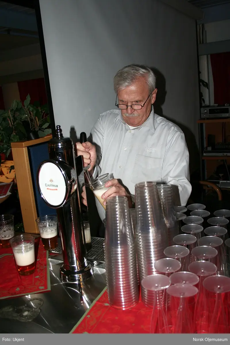 Alkoholfritt øl tappes og serveres på Draugen 1.juledag i 2010.