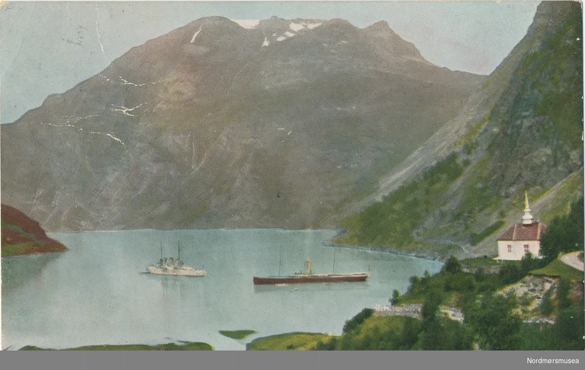 Fra Merok i Geiranger, med kirka og to skip på fjorden.