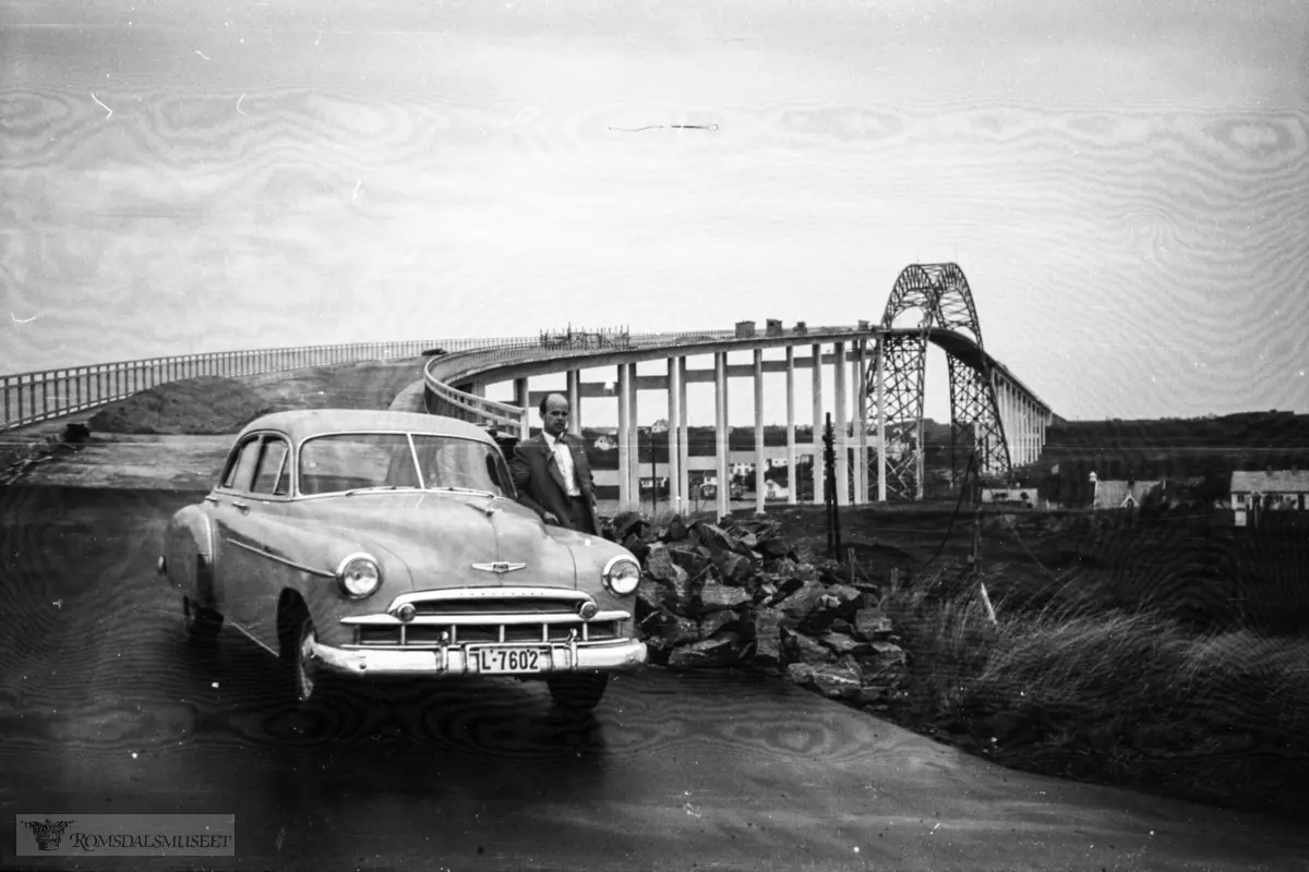 "1955"."Tur til Stavanger og Haugesund".Karmsund broa før den åpnes, oktober 1955..Bilen er en 1949 Chevrolet Styleline 4 dørs deluxe.