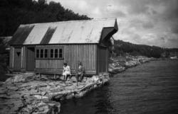 "1955"."Tur til Stavanger og Haugesund".Båthuset på landsted