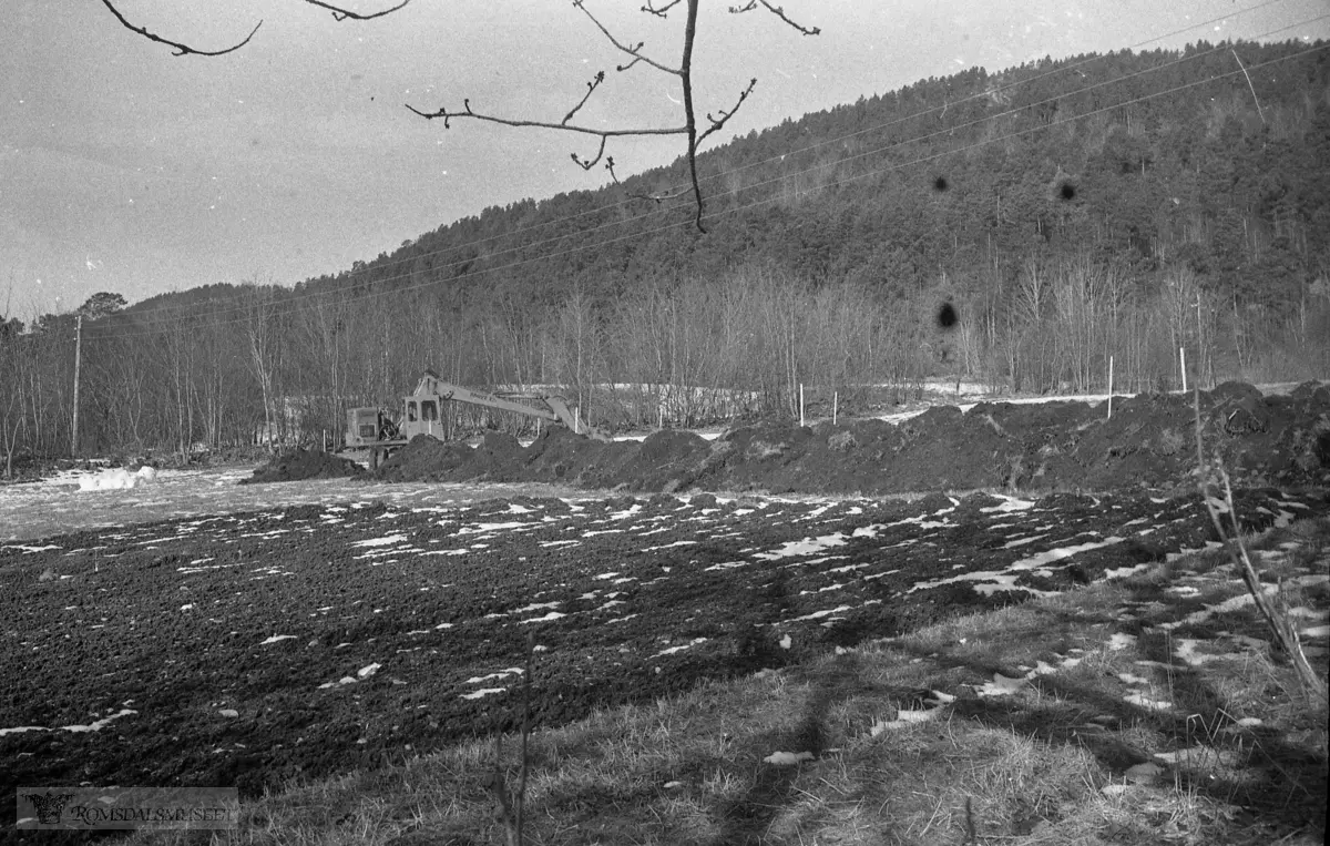 "mars 1975"."gravemaskin i arbeid på Jotun og Nybø"