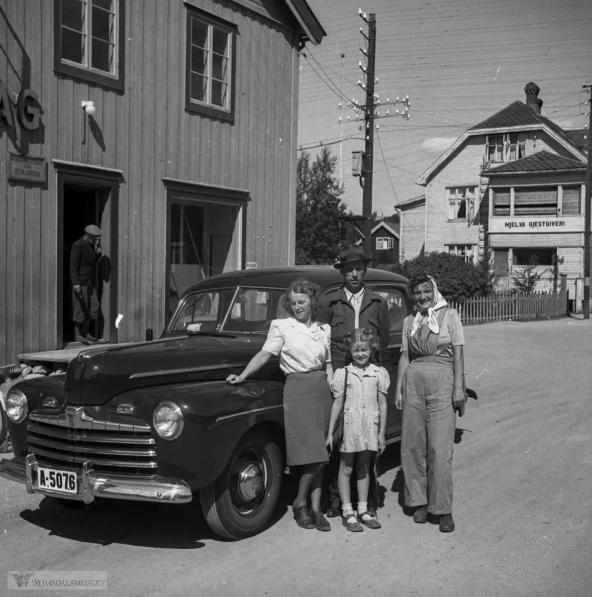 Mjelva Gjestgiveri i bakgrunnen..Ford 1946 mod.