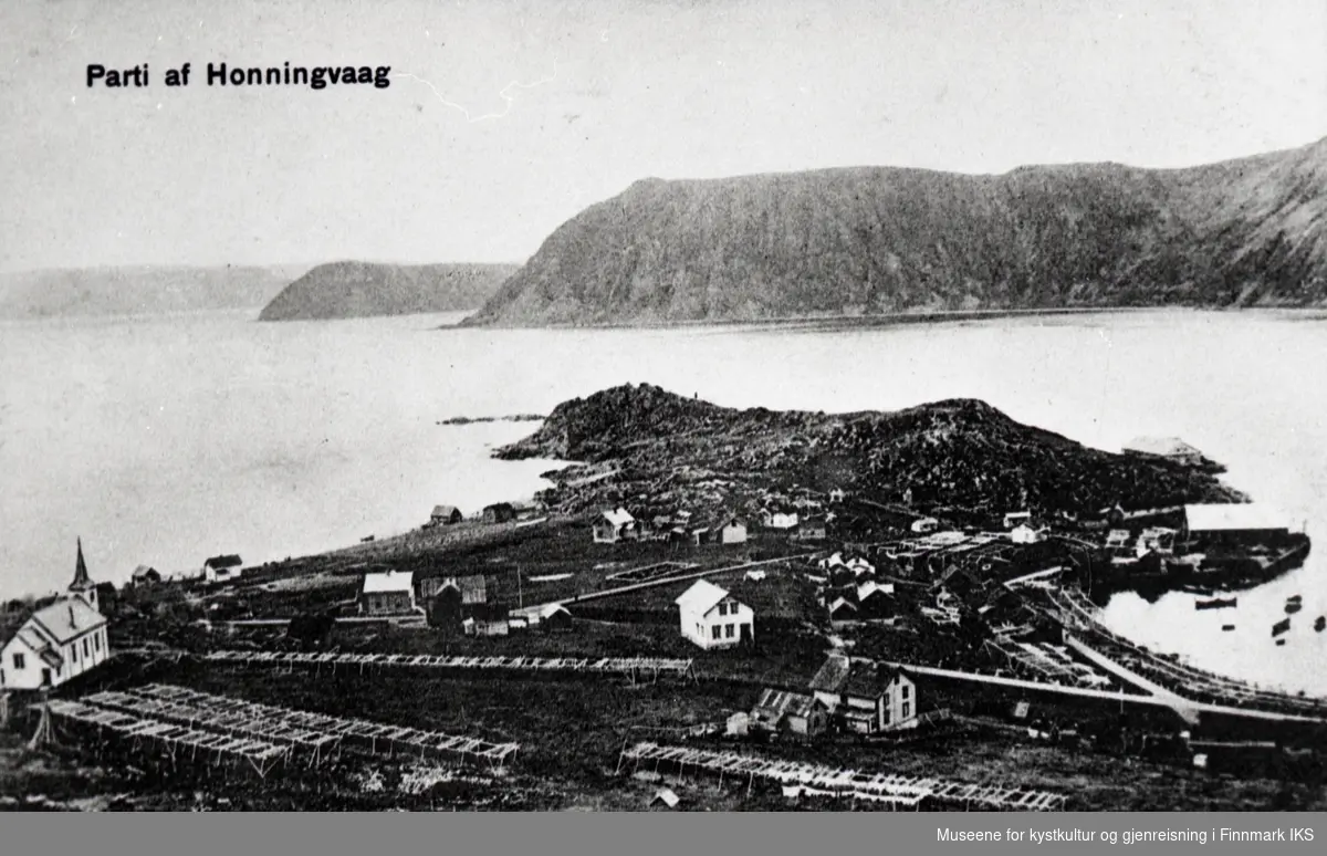 Postkortmotiv. Honningsvåg. Bebyggelse på Klubben. Fiskehjeller. T.v. Honningsvåg kirke. Ca. 1900.