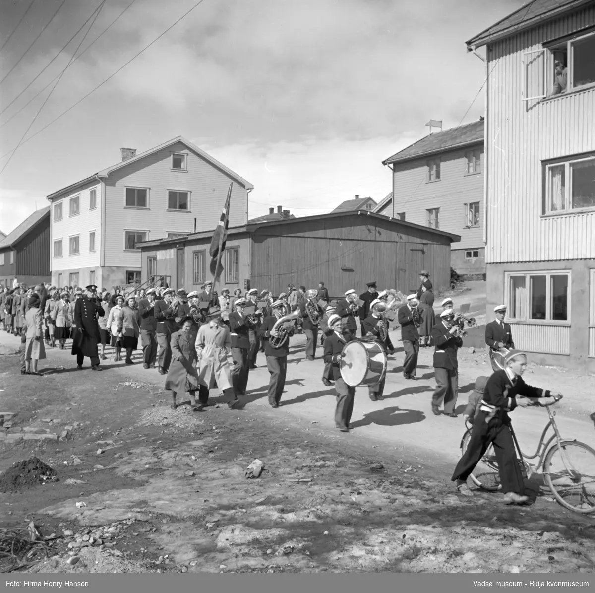 Vadsø 17 mai 1952. Folketog med musikkorps på vei østover i Havnegata.