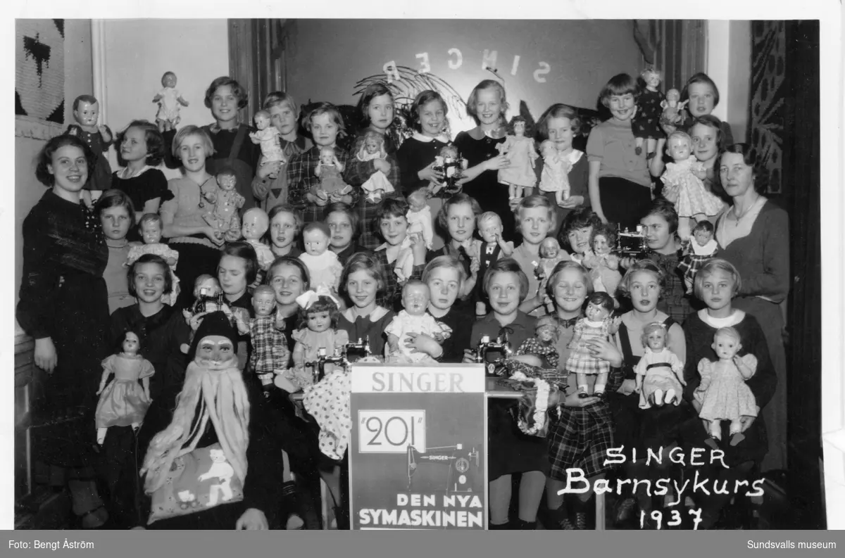 Singer barnsykurs, 1937. Singer Symaskiner, Storgatan 26, Sundsvall..