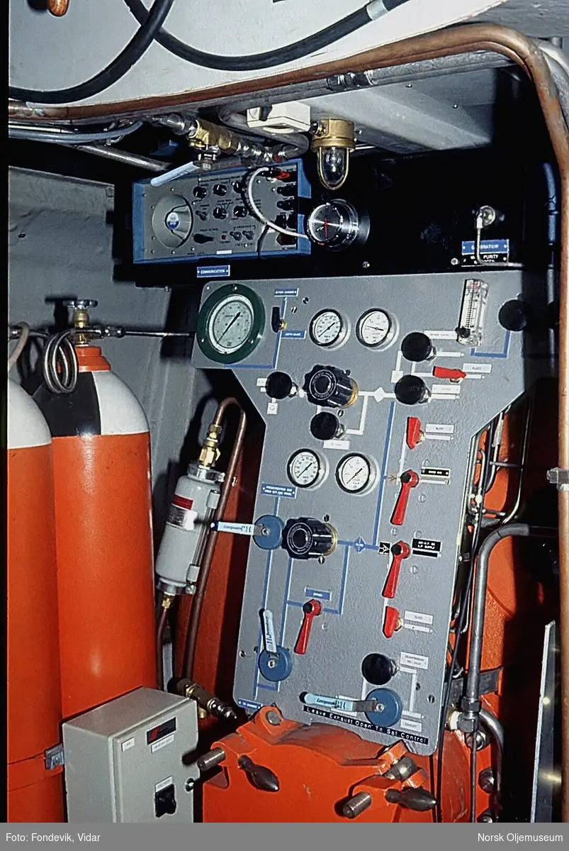 Livbåt utstyrt med trykkammer for bruk ved eventuelle redningsaksjoner av dykkkere når det måtte kreves slikt utstyr ved ulykker, brann eller lignende i moderfartøy. Utstyret er avbildet under testdykking i NUI's dykkesenter utenfor Bergen.