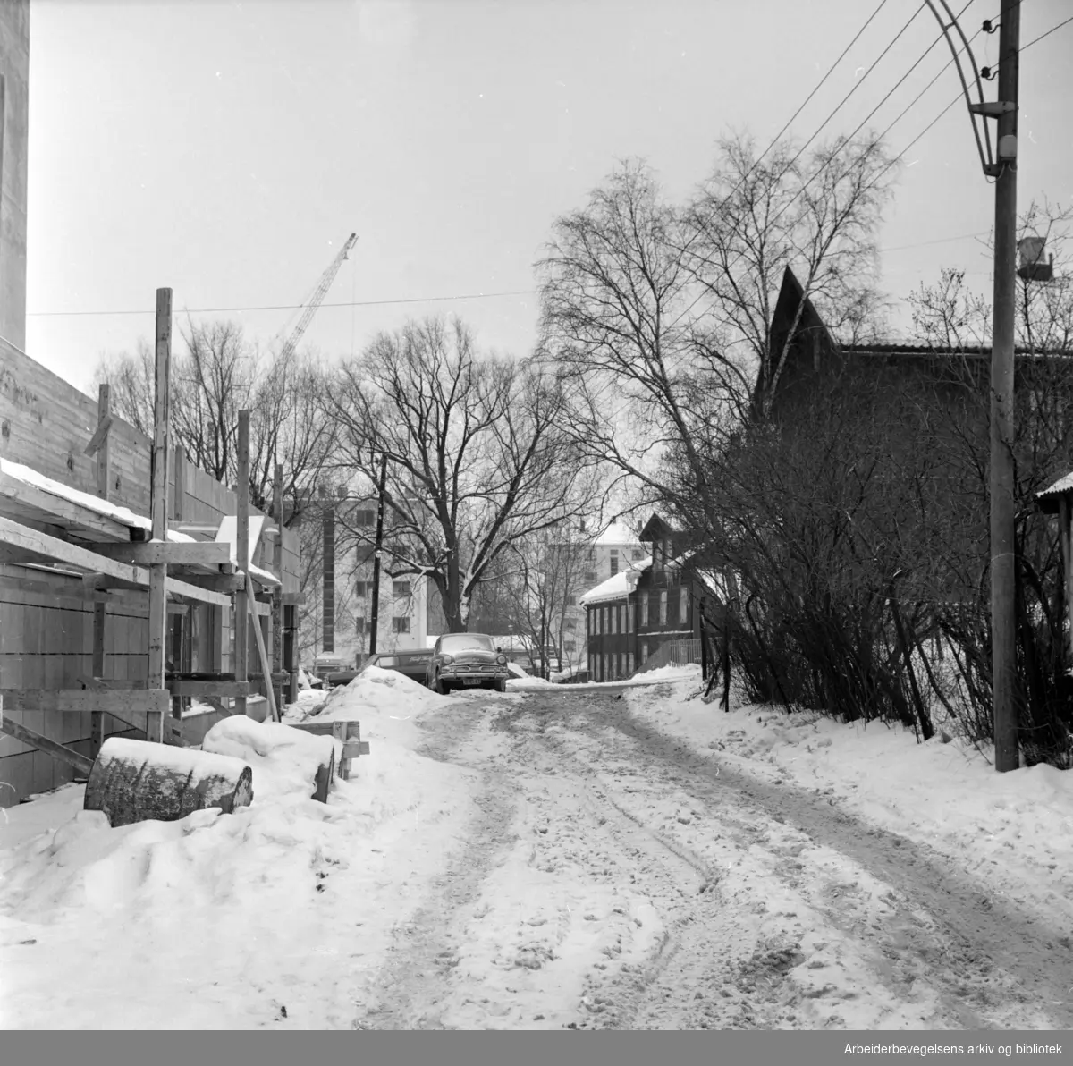 Østergaardsgate. Gjennomgangsvei som er dårlig brøytet. Januar 1966