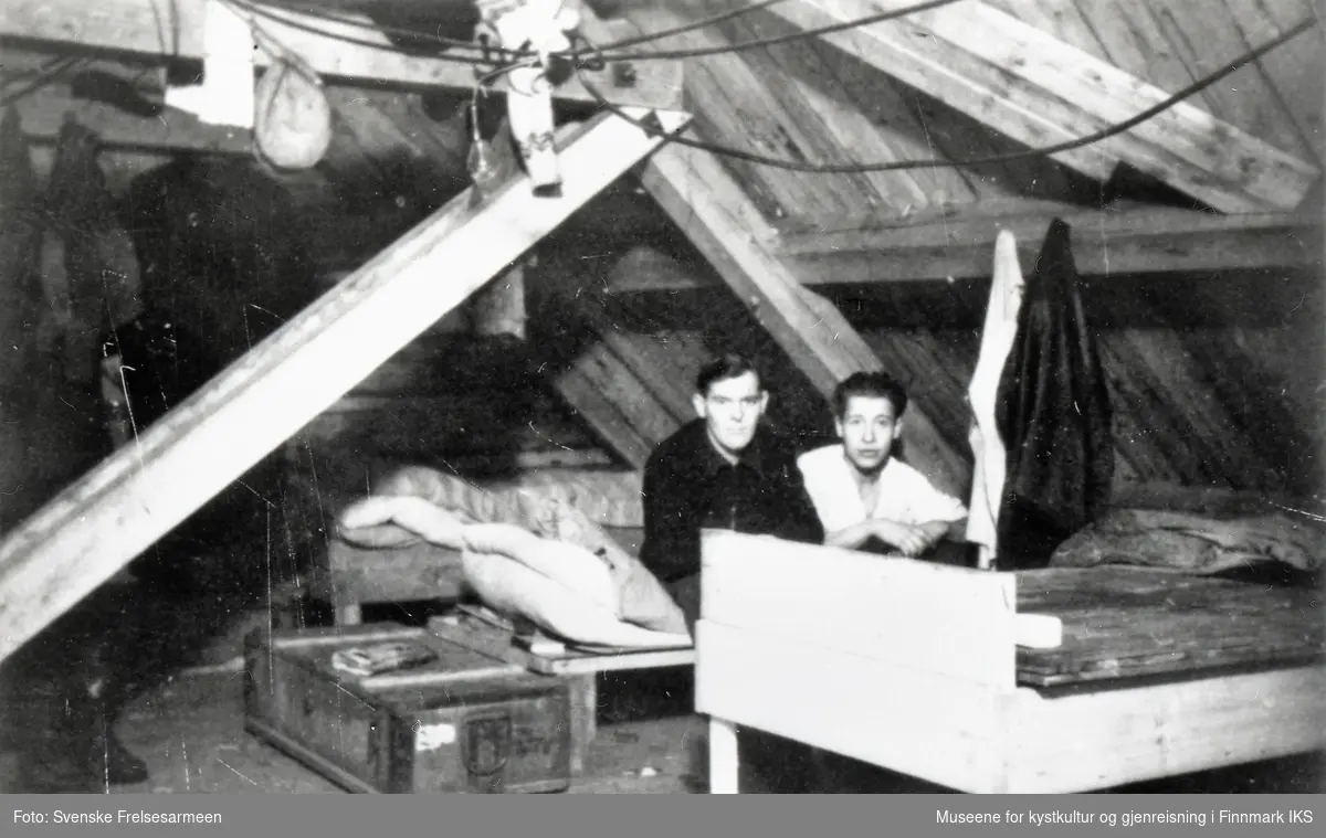 Gjenreisning i Honningsvåg. Sengeplasser på loftet i kirka. Gunnar Holst t.v. og Martin Pettersen t.h. Høsten 1945.