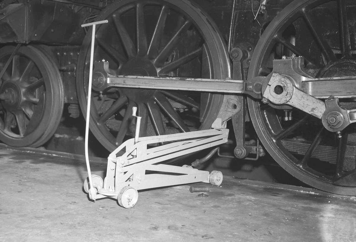 Apparat for montering av bremseklosser på lokomotiv