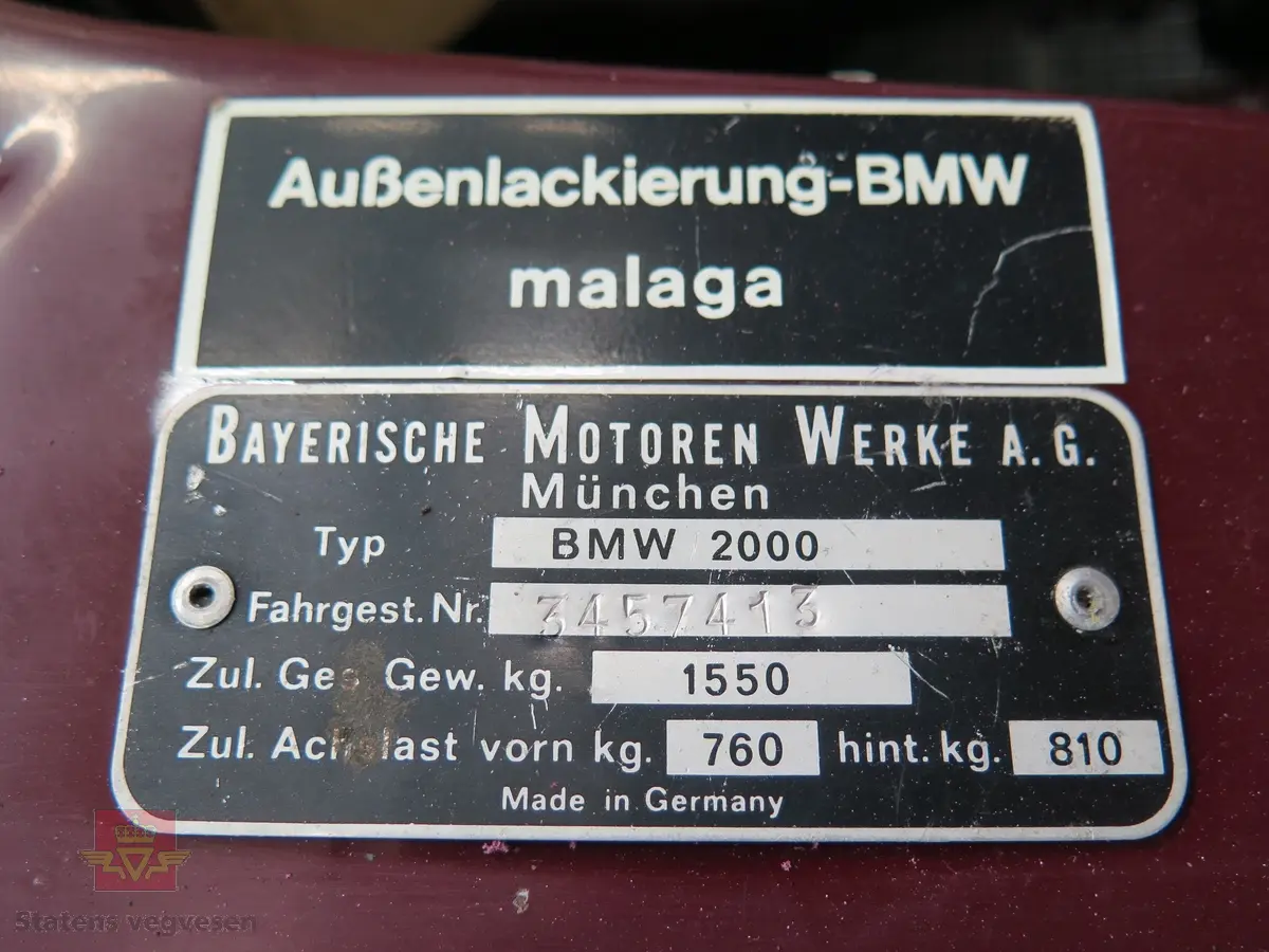 BMW 1800. 4-dørs rød personbil med svart/grått interiør. To akslinger og fire hjul. Bilen har en bensindrevet forbrenningsmotor, 4-sylindret rekke motor med sylindervolum på 1766 kubikkcentimeter (cm3), og effekt på 90 HK DIN. Overliggende kamaksel (OHC) og Solex forgasser. Bakhjuls trekk. 4-trinns manuell girkasse med spak i gulvet. Origial dekkdimensjon rundt om skal være 165 SR-14. Fem sitteplasser.