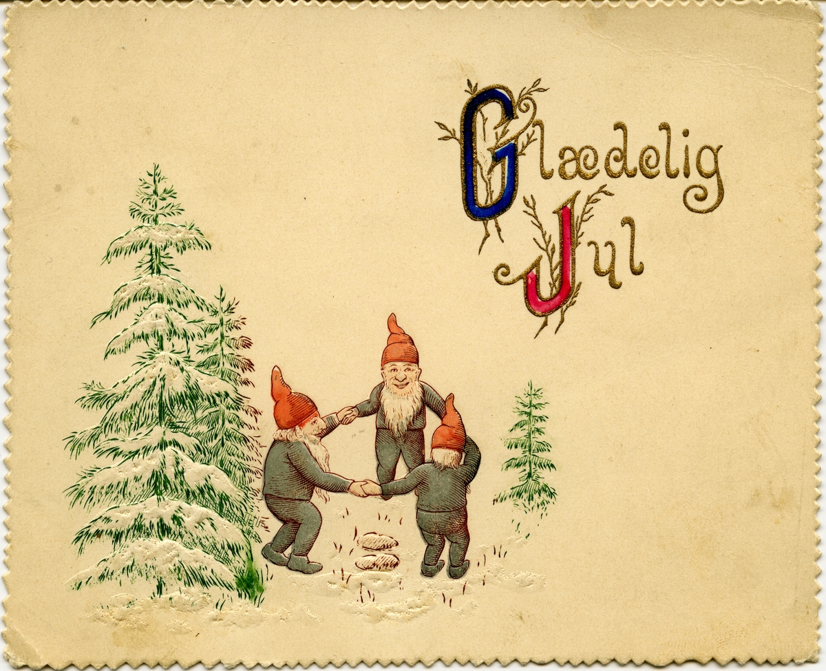 Julekort. Jule- og nyttårshilsen. Tre nisser holder hverandre i hendene i skogen. Datert julen 1895.