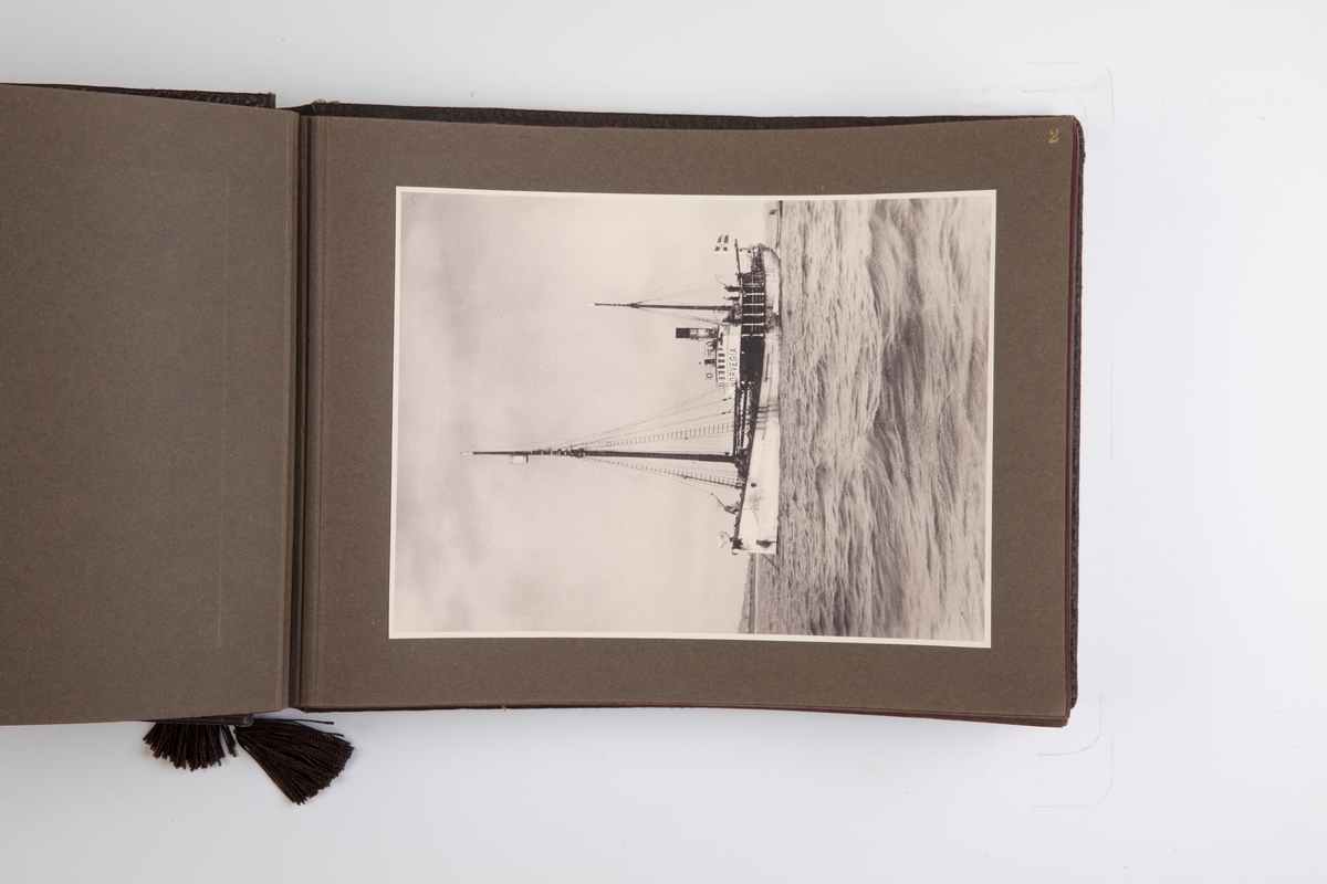 Fotoalbum med 30 fotografier og ett kart fra Norvegiaekspedisjonen til Peter I Øy 1927-1931.