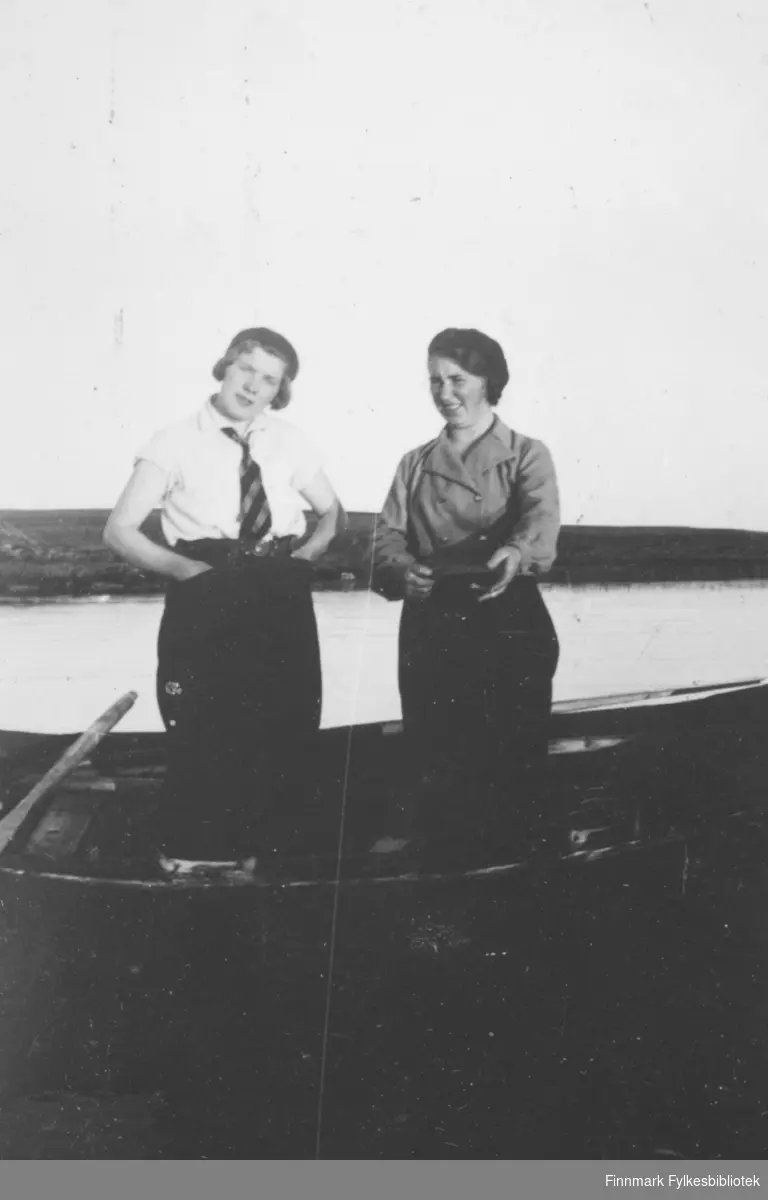 Ragna og Lilly Borch Kiberg. Familiealbum tilhørende familien Klemetsen. Utlånt av Trygve Klemetsen. Periode: 1930-1960.