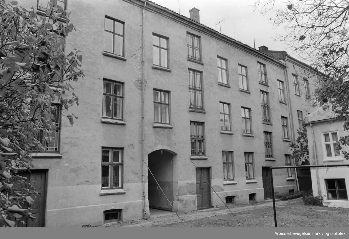 Motzfeldts gate 17. sett fra gårdsplassen. Oktober 1973