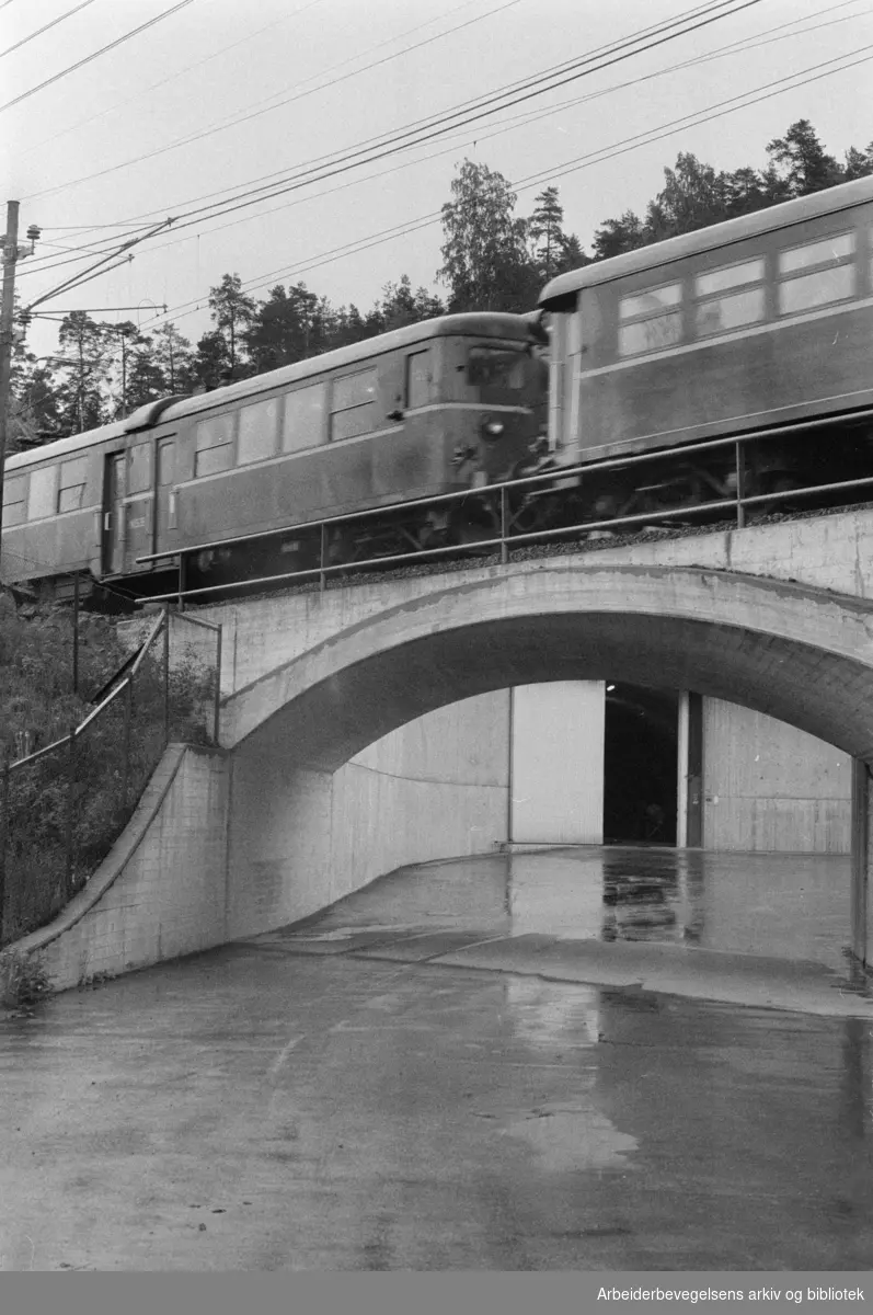 Maridalen: Jernbaneundergangen ved renseanlegget for Maridalsvannet. Juni 1976