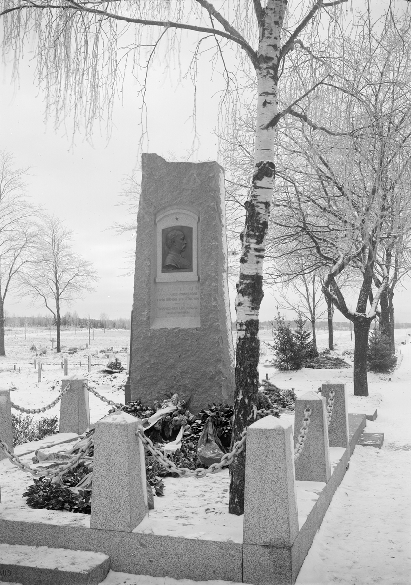 Oscar Alins grav, Uppsala gamla kyrkogård, Uppsala före 1914