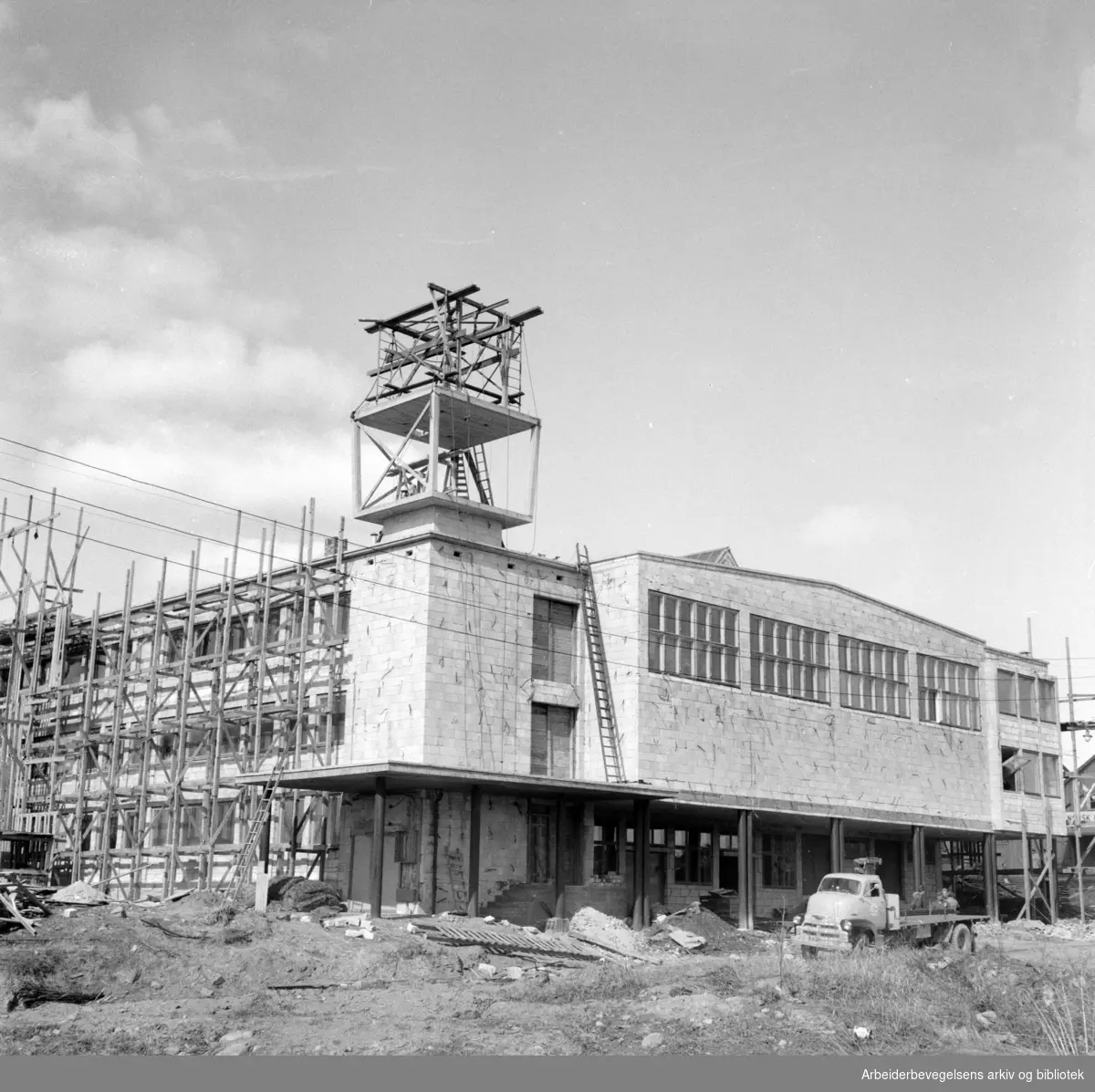 Luma Glødelampefabrikk flytter inn i nye lokaler. April 1956