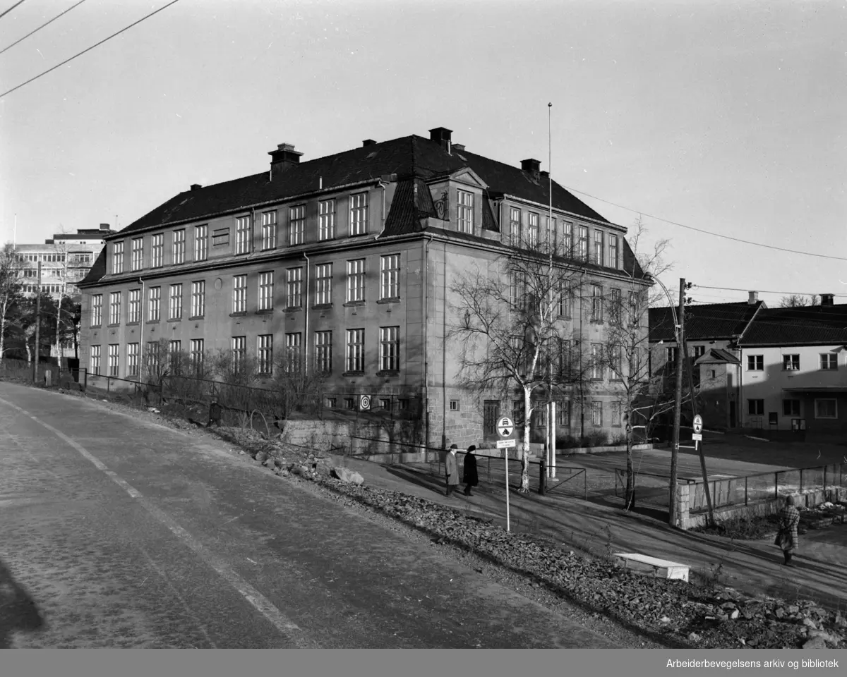 Løren skole. Februar 1975