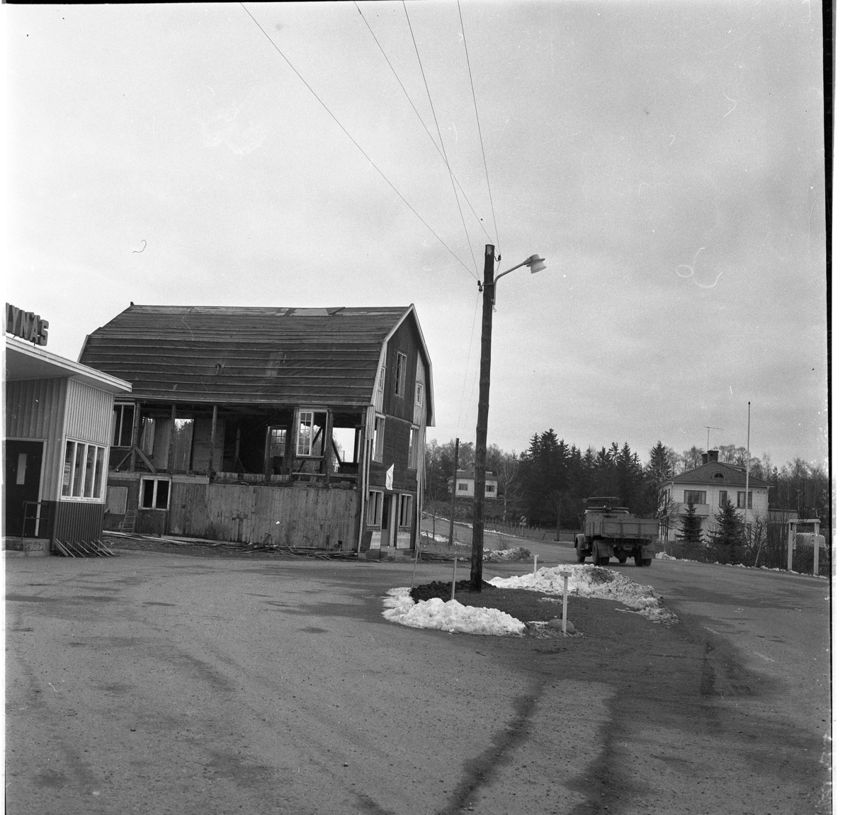 Örserum från väster. En byggnad - "Röda Kvarn" - håller på att rivas intill en Nynäs-bensinstation.