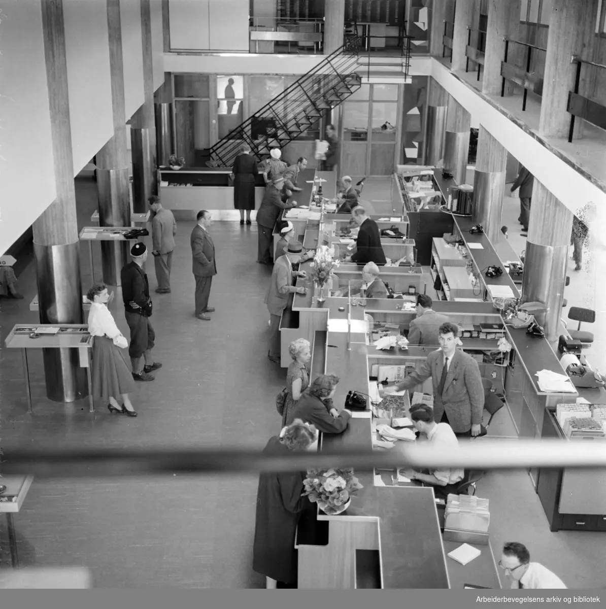 Landsbanken. Arbeidernes Landsbank på Youngstorget i nye lokaler. Juni 1958