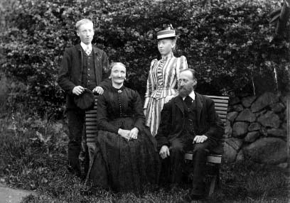 Kabinettsfotografi: familjen Rylander.  Anna Beata och Johan Viktor Rylander med barnen Sven och Jenny stående bakom.