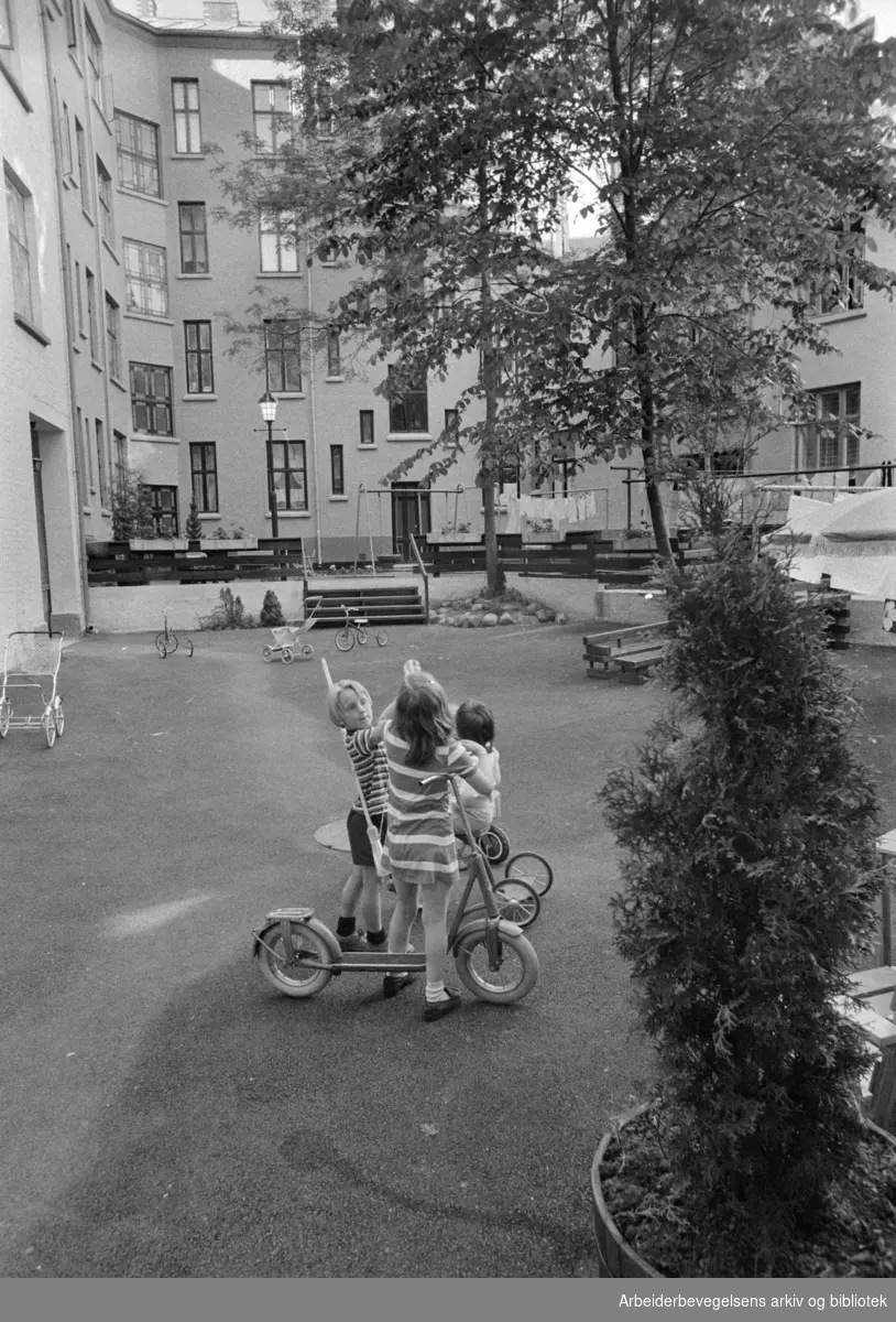 Magnus Bergs gate 2. I Magnus Bergsgate 2 har man tatt seg av gårdrommet og fått hevet trivselen. Mai 1975