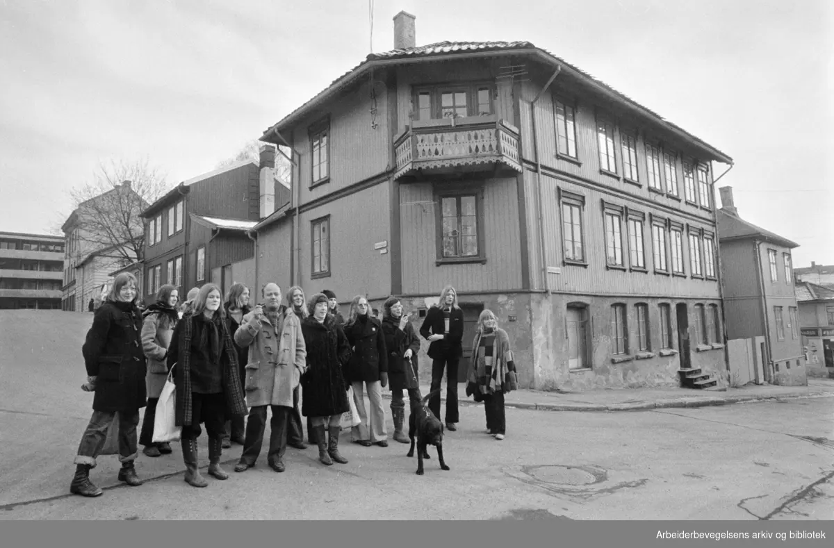 Kampen. Forsøksgymnaset med Erik Melvold, besøker bydelen. Mars 1975.