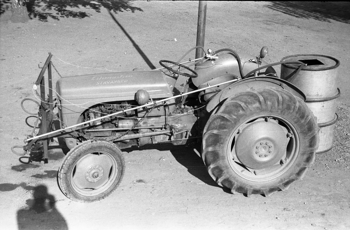 Traktormontert sprøyteutstyr. Oppland Småbruks og Hagebruksskole (Valle) september 1952. Fem bilder.
