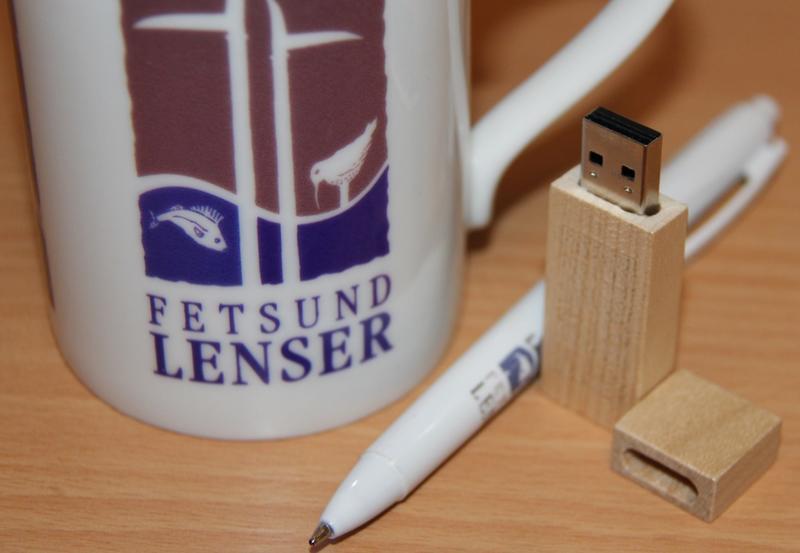 Nærfoto av lensekopp, penn og minnepinne - alt med Fetsund lenser logo (Foto/Photo)