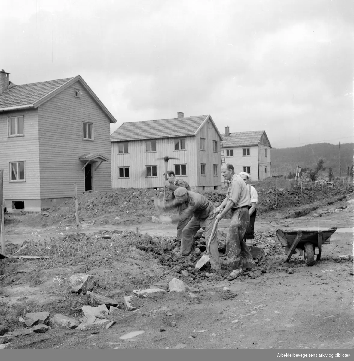 Grorud: Vestbysletta, Svenskehusfeltet. Brannfolkenes byggelag. Juli 1953