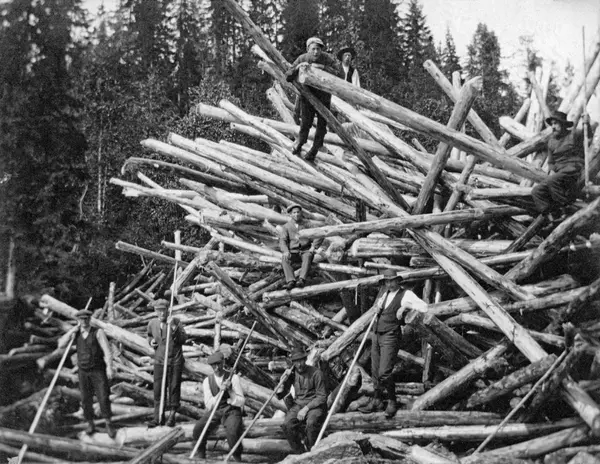 Tømmerfløtere i gang med å rive en stor vase med tømmer i Væla i Soknedalen, Ringerike, Buskerud, våren 1912 (DSS.2605)