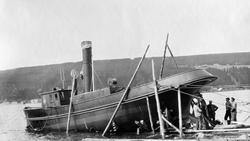 «D/S Storsjøs rorstevn ødelagt av is. 1928»