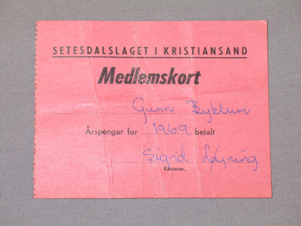 Rektangulært, rosa medlemskort for Setesdalslaget i Kristiansand. Utfylt med penn.