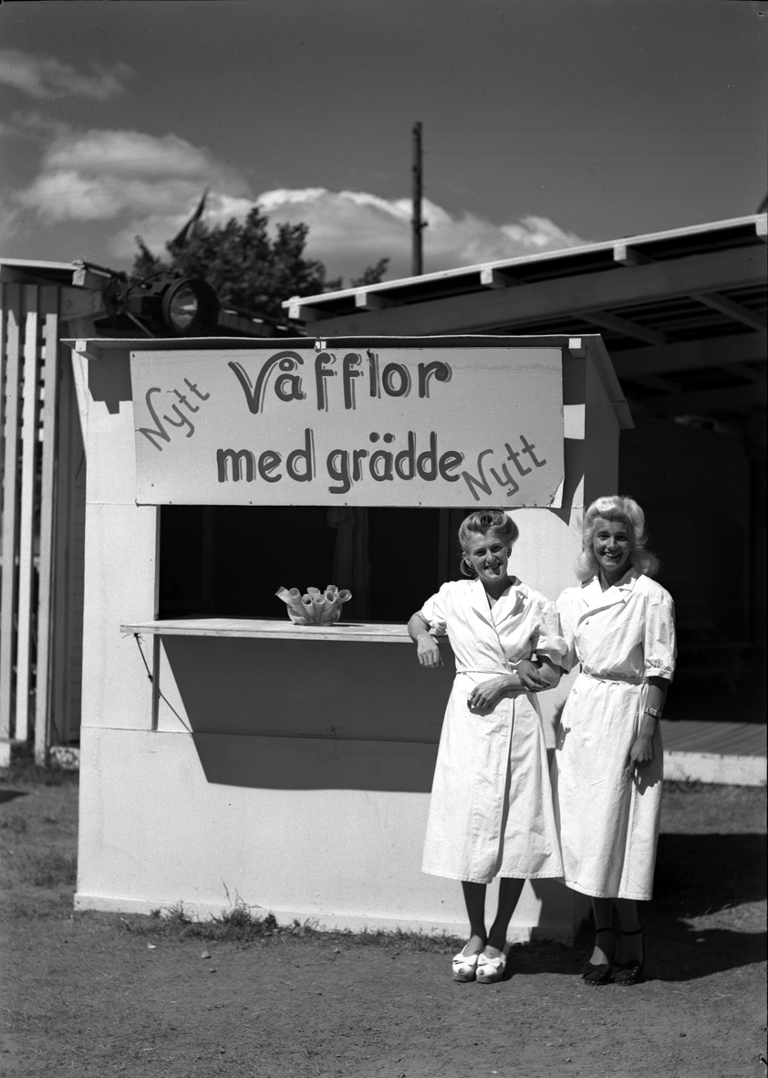 Hantverksutställningen 1947 i Kalmar. Två kvinnliga försäljare vid ett marknadsstånd för våfflor.