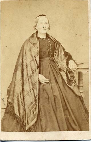 Anna Greta Jonsdotter, gift Waennerberg, i mörk klänning med stor sjal över axlarna.